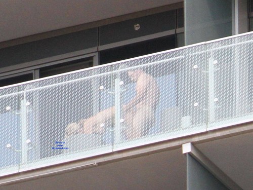 Jongen neukt milf op haar balkon in de kut